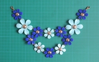 ดอกไม้สร้อยคอ ABS วัสดุที่ทำด้วยมือที่มีคลิปกุ้งทอง, สีฟ้าและแสงสีน้ำเงินเข้ม