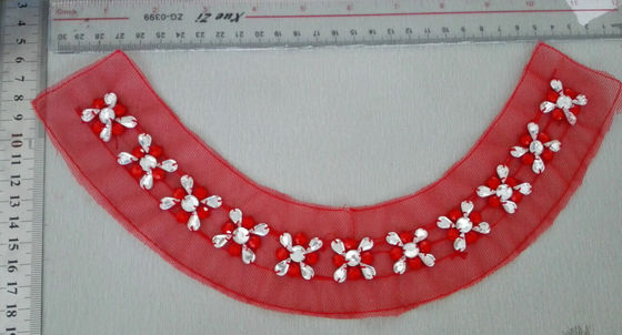 เป็นมิตรกับสิ่งแวดล้อมดอกไม้สีแดงคอปกลูกปัดสร้อยคอแฮนด์เมดที่กำหนดเอง