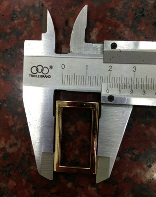 โลหะแท่งเหล็กตัดสำหรับการตัดเย็บเสื้อผ้าและเข็มขัด 1.9cm X 3.2cm แฟชั่น