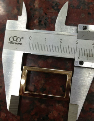 โลหะแท่งเหล็กตัดสำหรับการตัดเย็บเสื้อผ้าและเข็มขัด 1.9cm X 3.2cm แฟชั่น