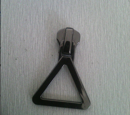 Eco Friendly ล้อแม็กซิปดึงสำหรับเสื้อผ้า Gunmetal เทคนิคการชุบรูปร่างสามเหลี่ยม