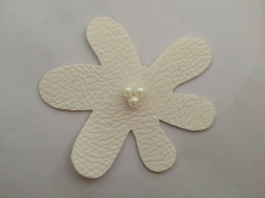 Corsage ดอกไม้ยางยืดเสื้อผ้าสีขาวประดิษฐ์กับ 3D / ลูกปัดที่กำหนดเอง